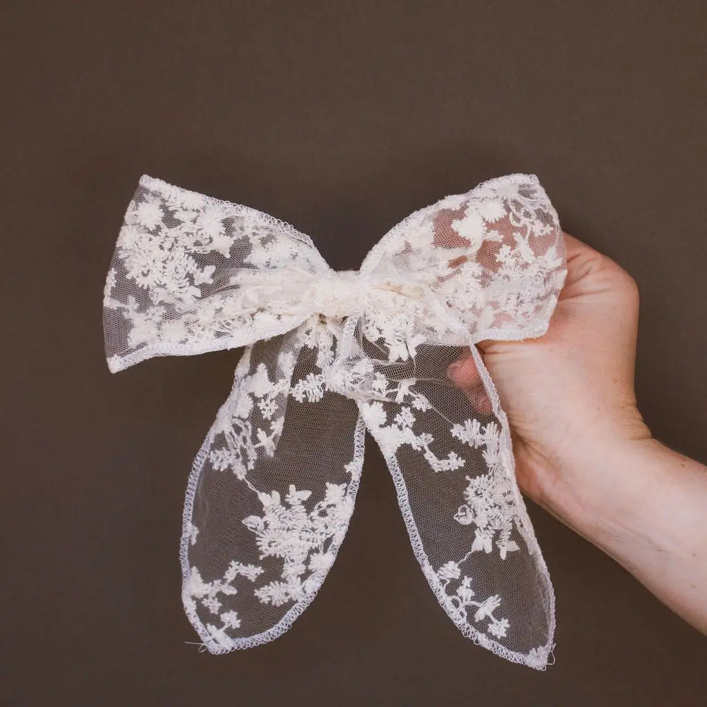 THE WHITE LACE HAIR BOW