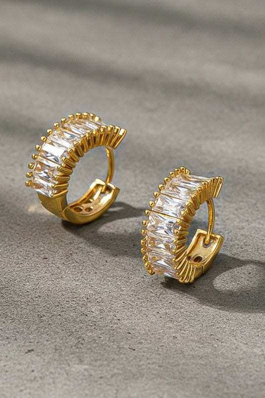 THE HUGGIE BAGUETTE STONE EARRINGS IN GOLD