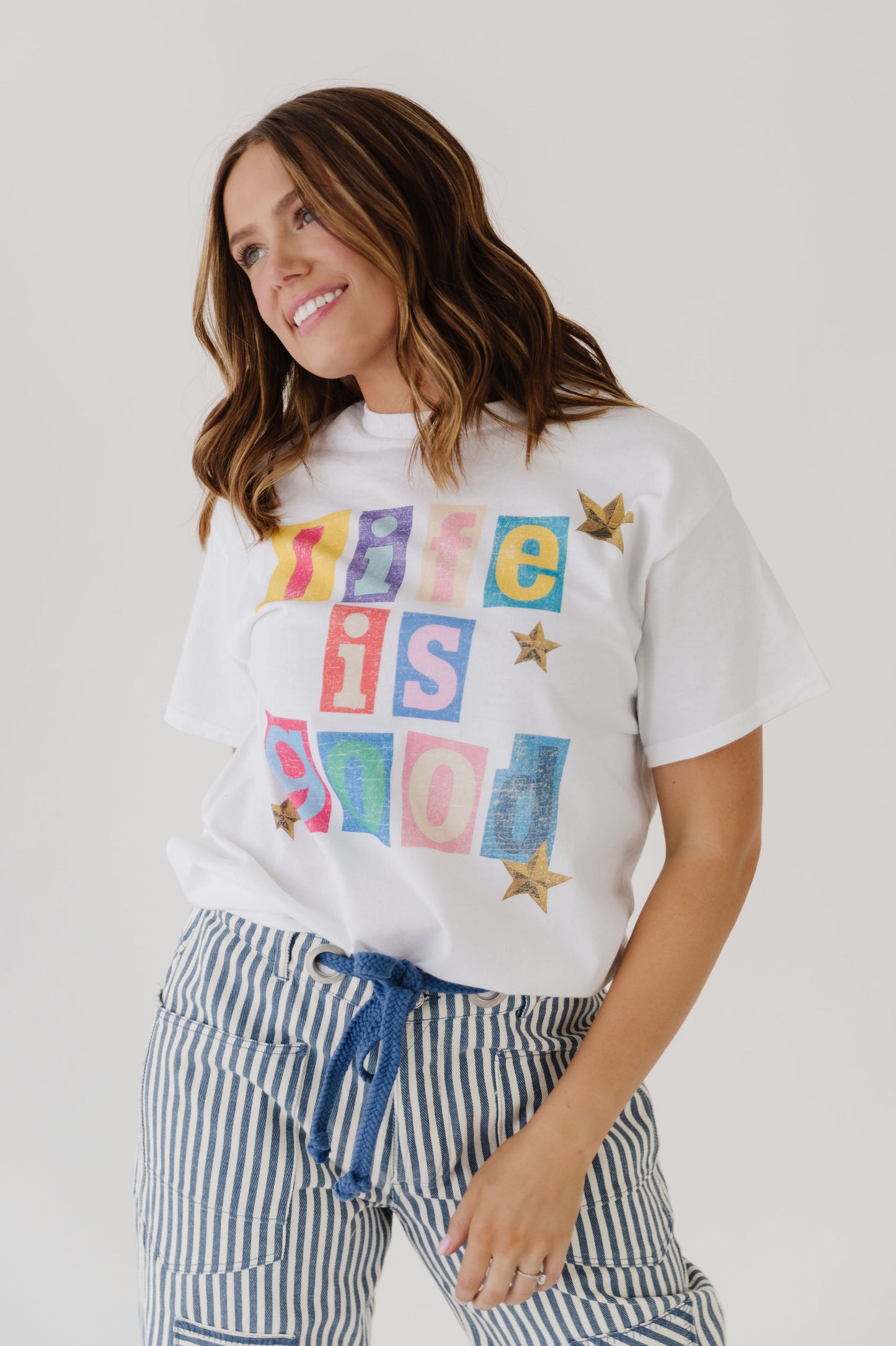 THE LIFE IS GOOD GRAPHIC TEE IN WHITE