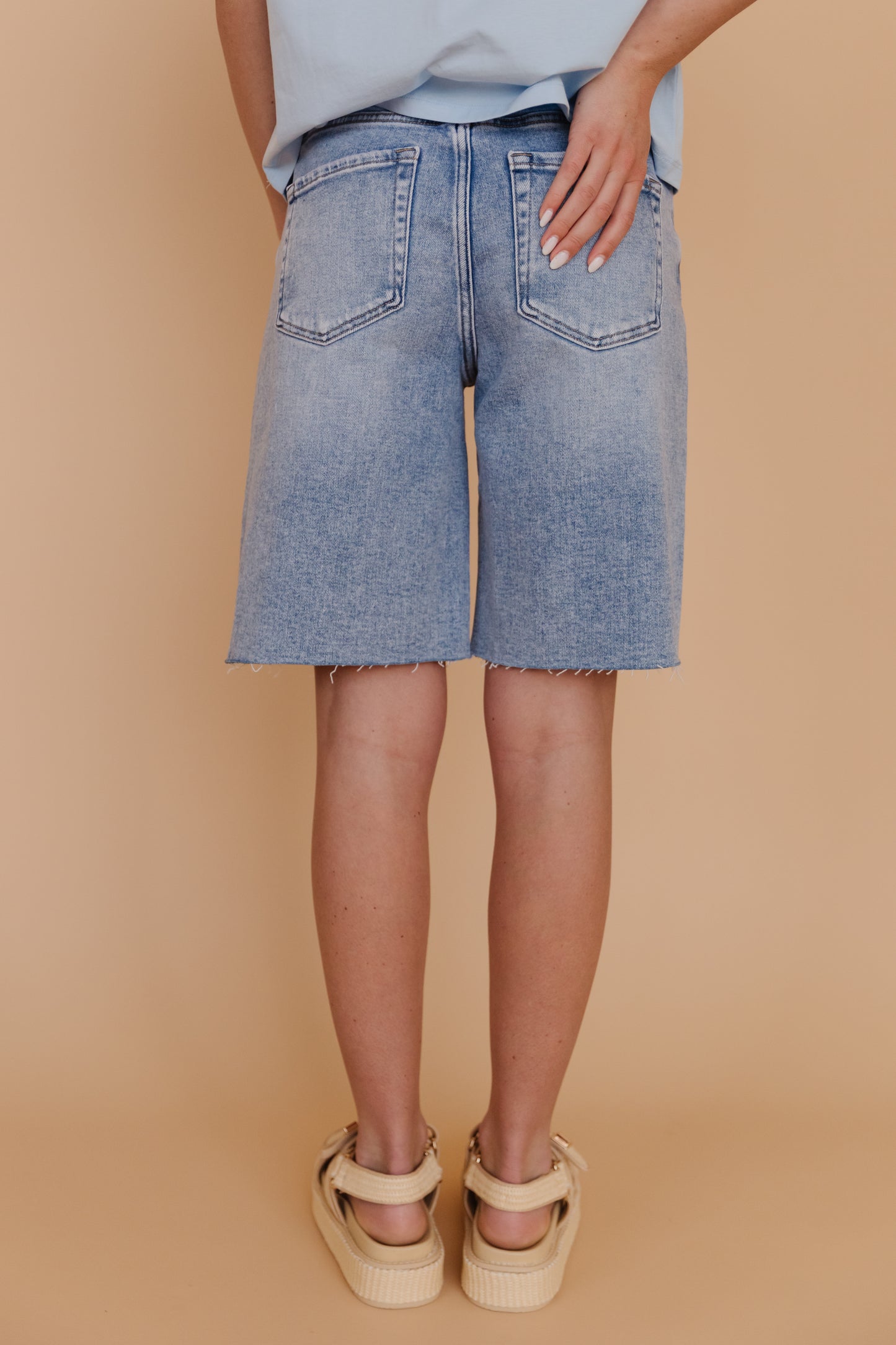 THE KHLOE HIGH RISE BERMUDA SHORTS IN MEDIUM DENIM