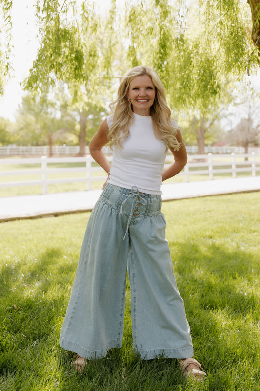 THE MAYA WIDE LEG JEAN WITH BUTTON CLOSURE AND DRAWSTRING IN LIGHT DENIM