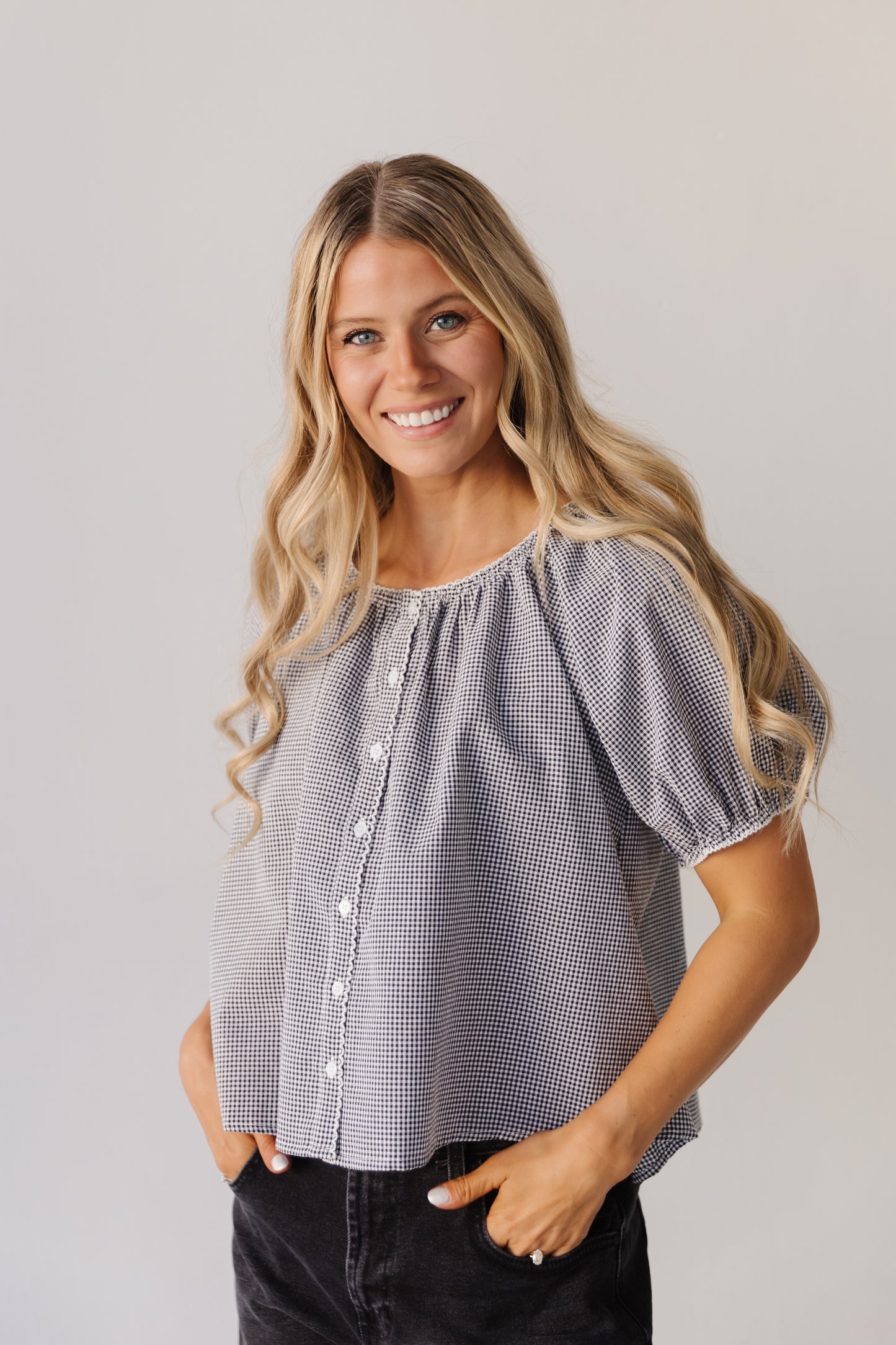 THE JUNIPER SCALLOP EDGE GINGHAM TOP IN BLACK