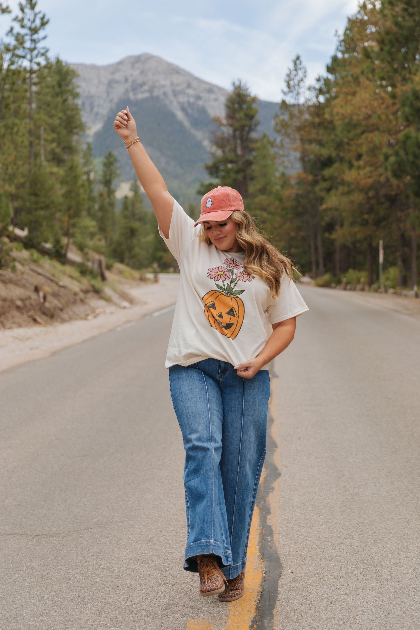 THE PUMPKIN VASE TEE IN IVORY