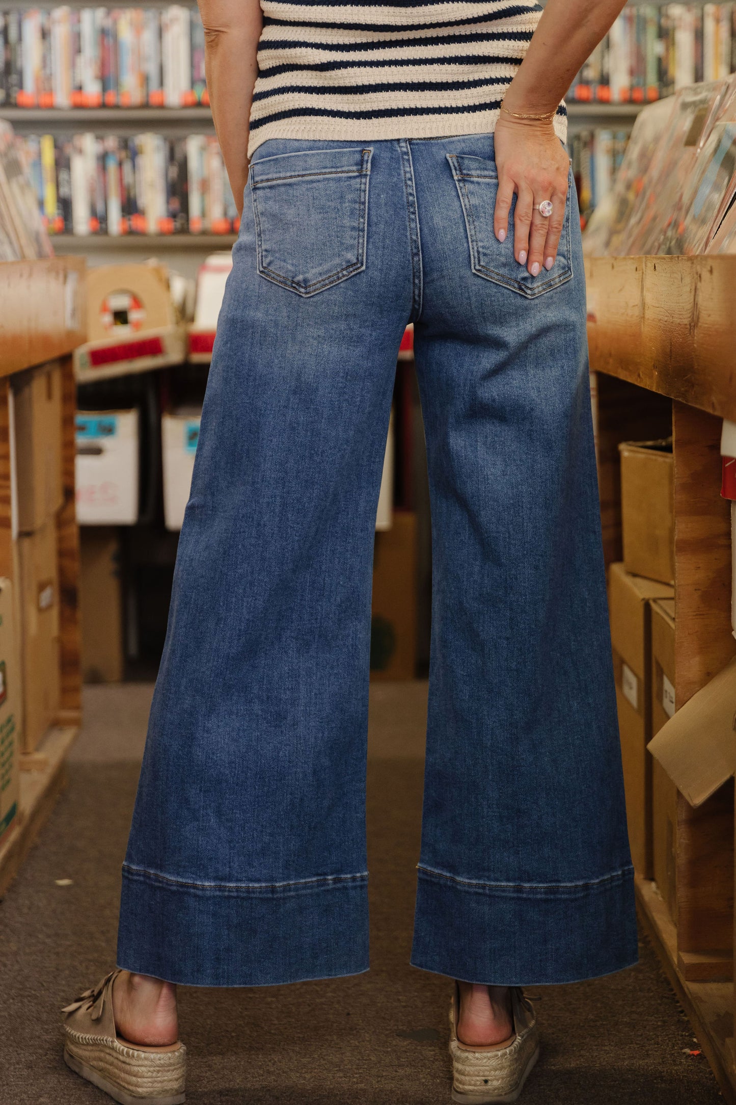 THE AMAYA CROPPED WIDE LEG JEANS IN MEDIUM WASH