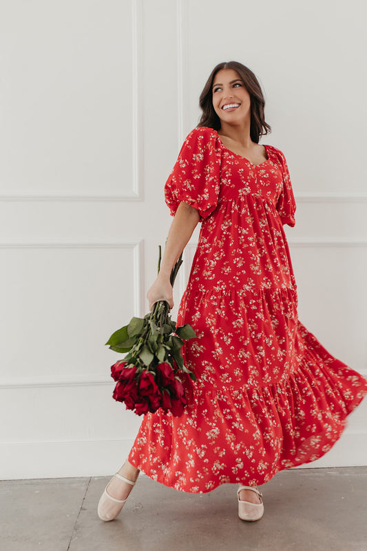 THE BAYLEE FLORAL TIERED MIDI DRESS IN RED