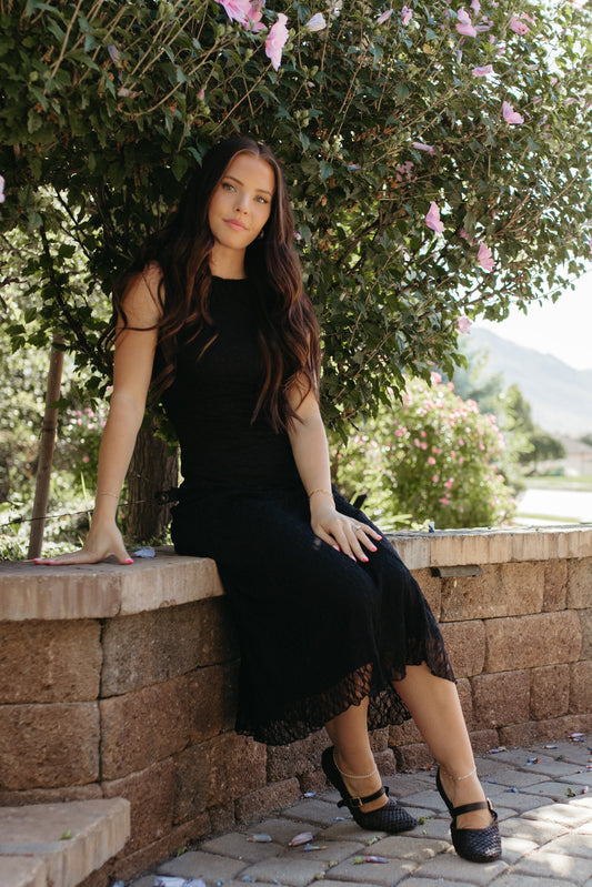 THE ANALEIA MIDI RUCHED LACE DRESS IN BLACK