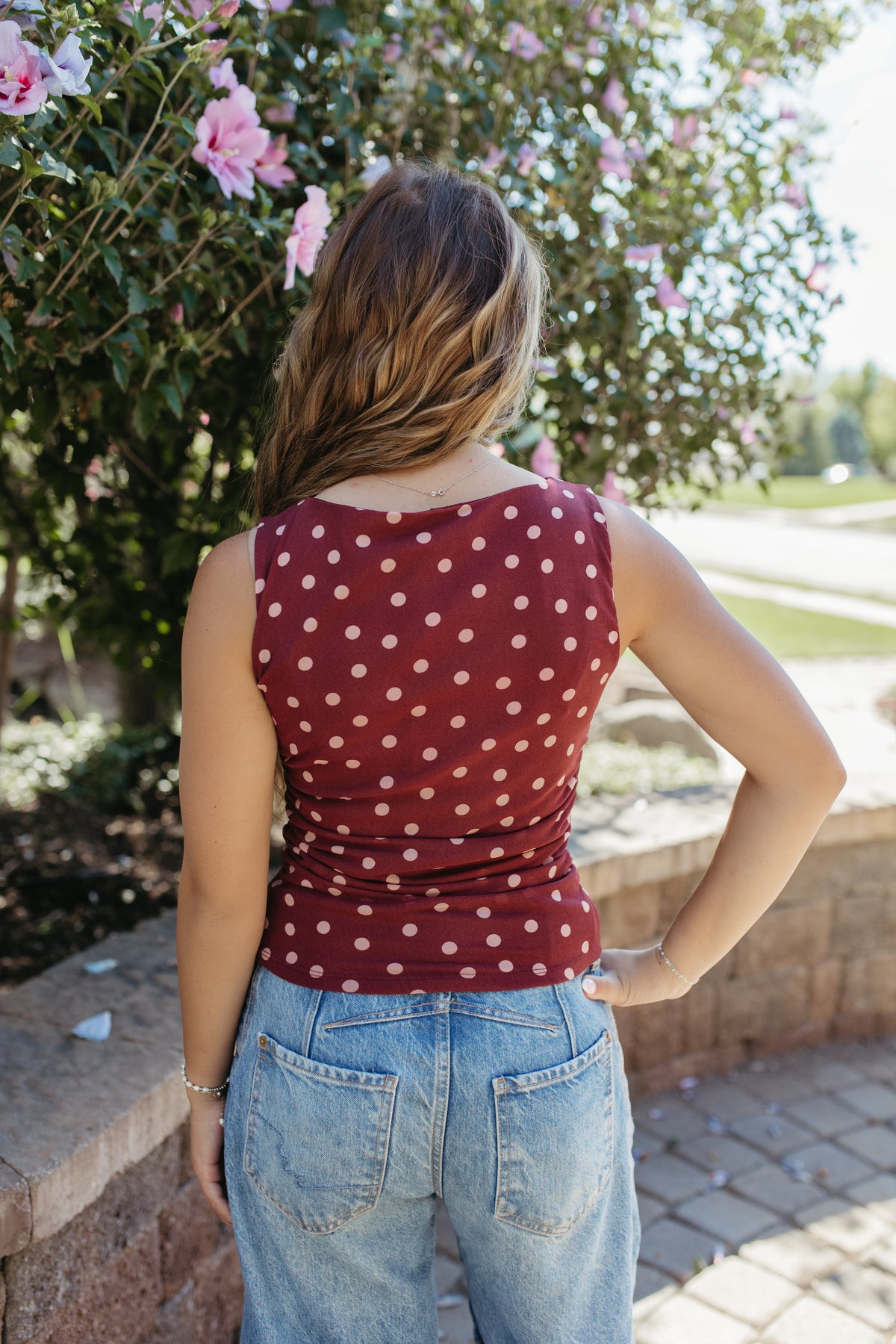 THE AINARA POLKA DOT SLEEVELESS KNIT TOP IN BURGUNDY