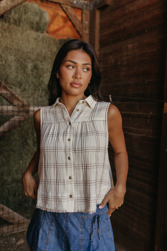 THE ISABEL PLAID SLEEVELESS TEXTURED TOP IN ASH GREY