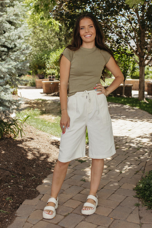 THE NOA EXPOSED SEAM SHORT SLEEVE TOP IN OLIVE