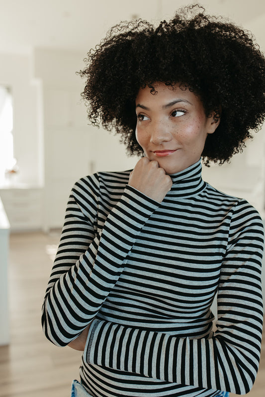 THE SHAYLA LONG SLEEVE TOP IN HEATHER GRAY