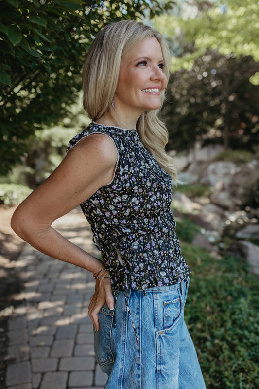 THE HAYDEN FLORAL SLEEVELESS SMOCKED BLOUSE IN BLACK
