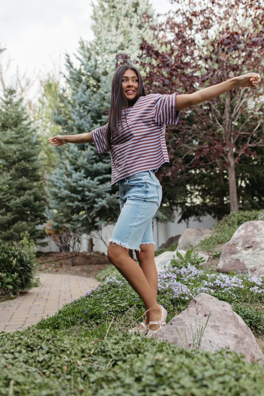 THE EVELYN OVERSIZED STRIPE TEE IN VIOLET/BROWN