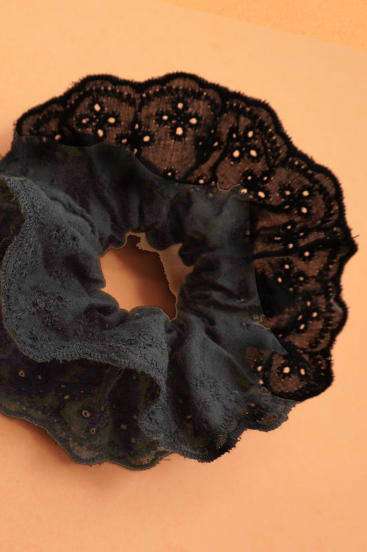 THE VINTAGE LACE SCRUNCHIE