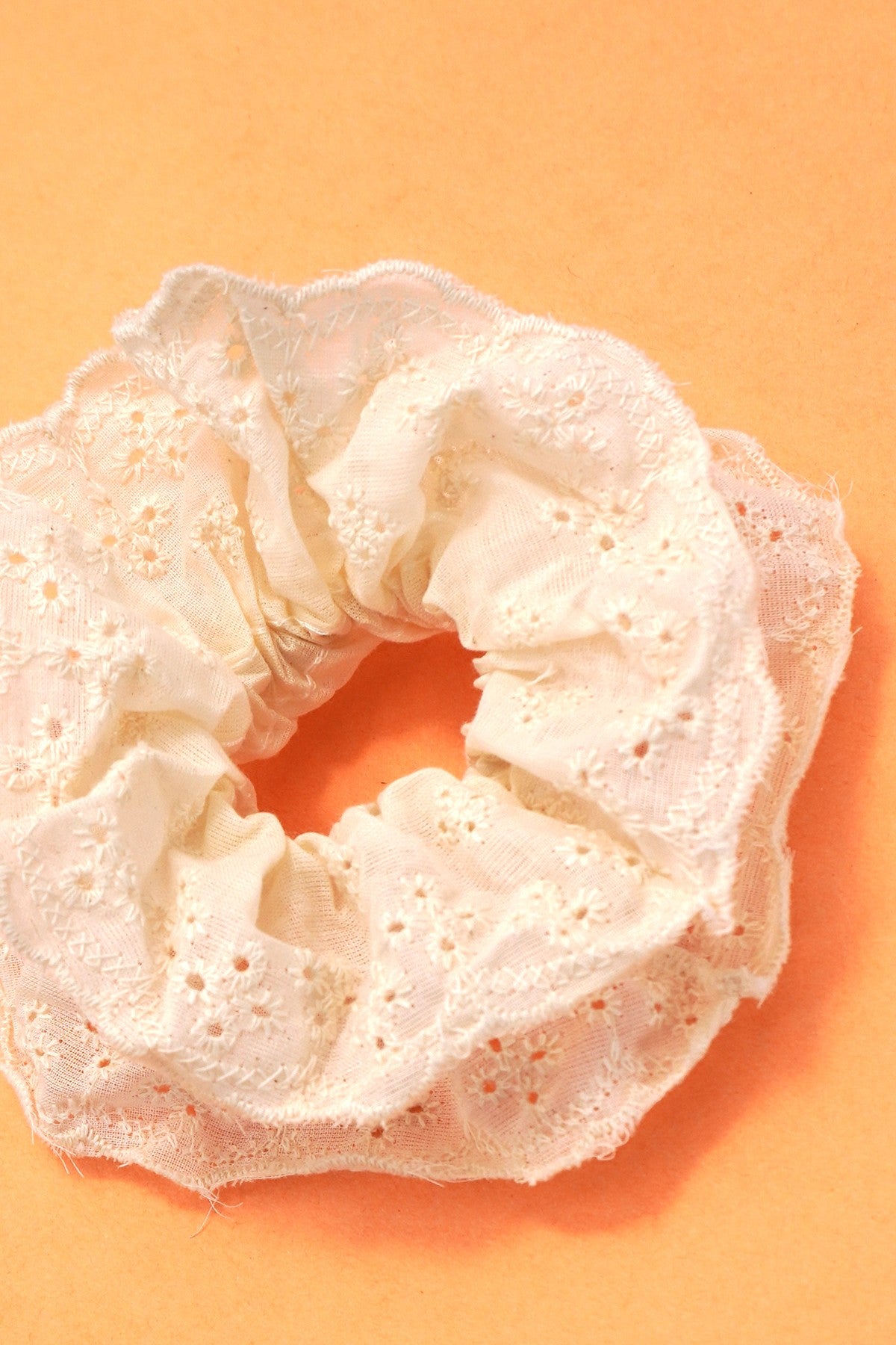 THE VINTAGE LACE SCRUNCHIE