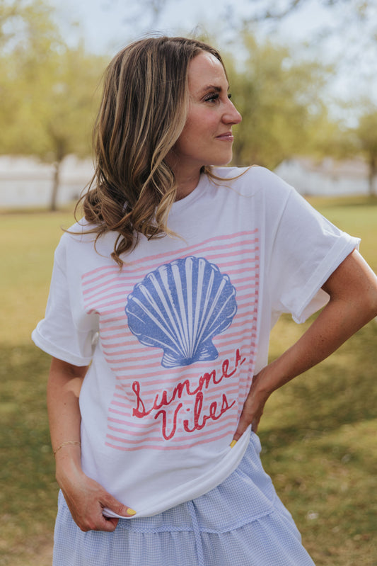 THE SHELLY SUMMER VIBES GRAPHIC TEE IN WHITE