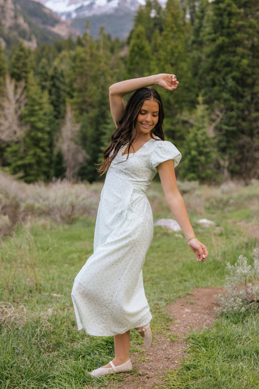 THE ANNABELLE DITSY FLORAL FLUTTER SLEEVE DRESS