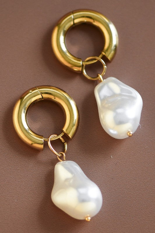 PEARL DROP HOOP EARRINGS IN GOLD