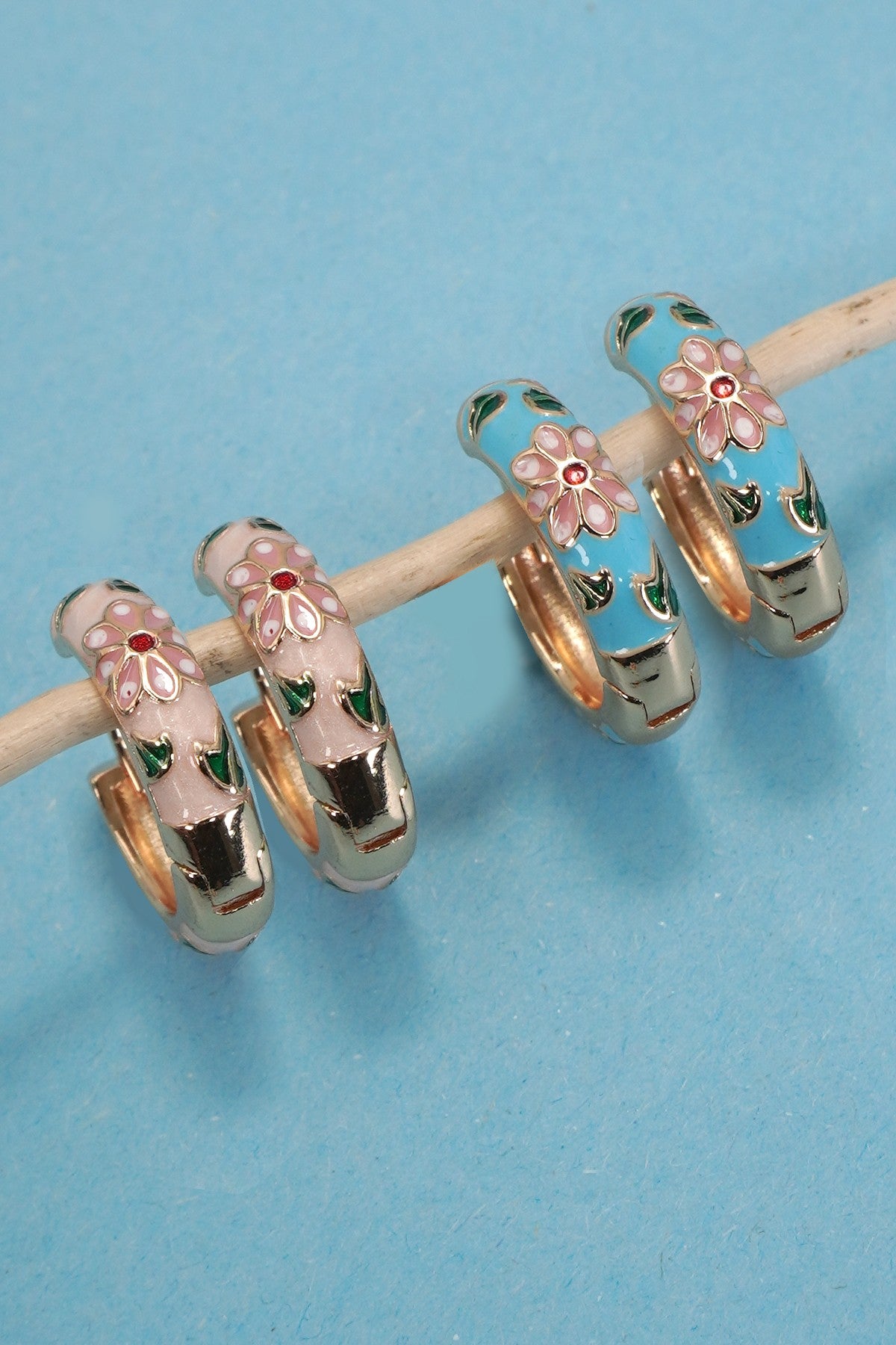 THE VINTAGE FLORAL HOOP EARRINGS IN GOLD