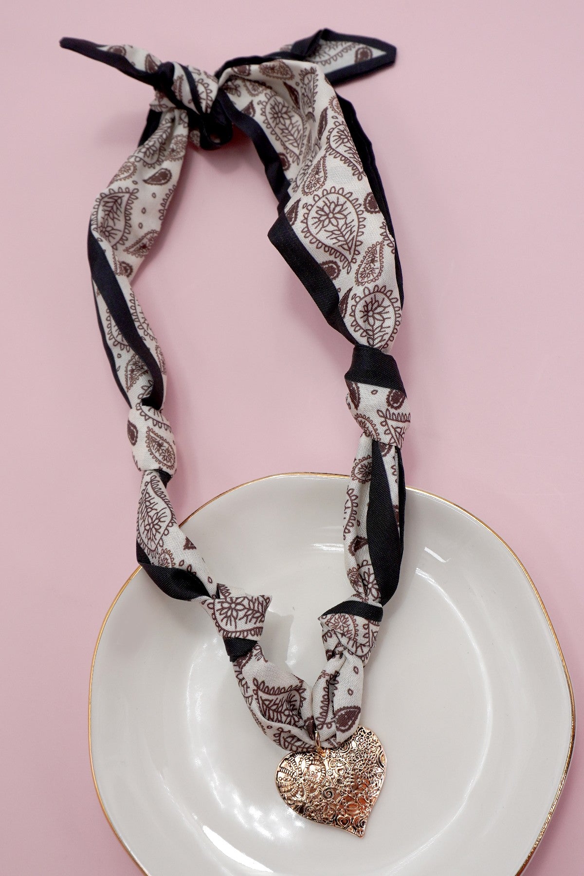 THE SCARF NECKLACE IN GOLD