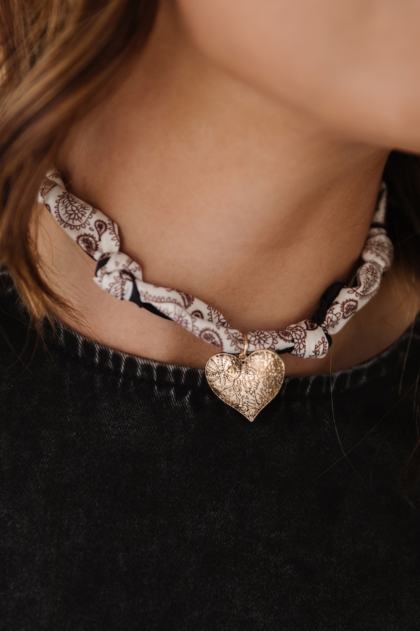 THE SCARF NECKLACE IN GOLD