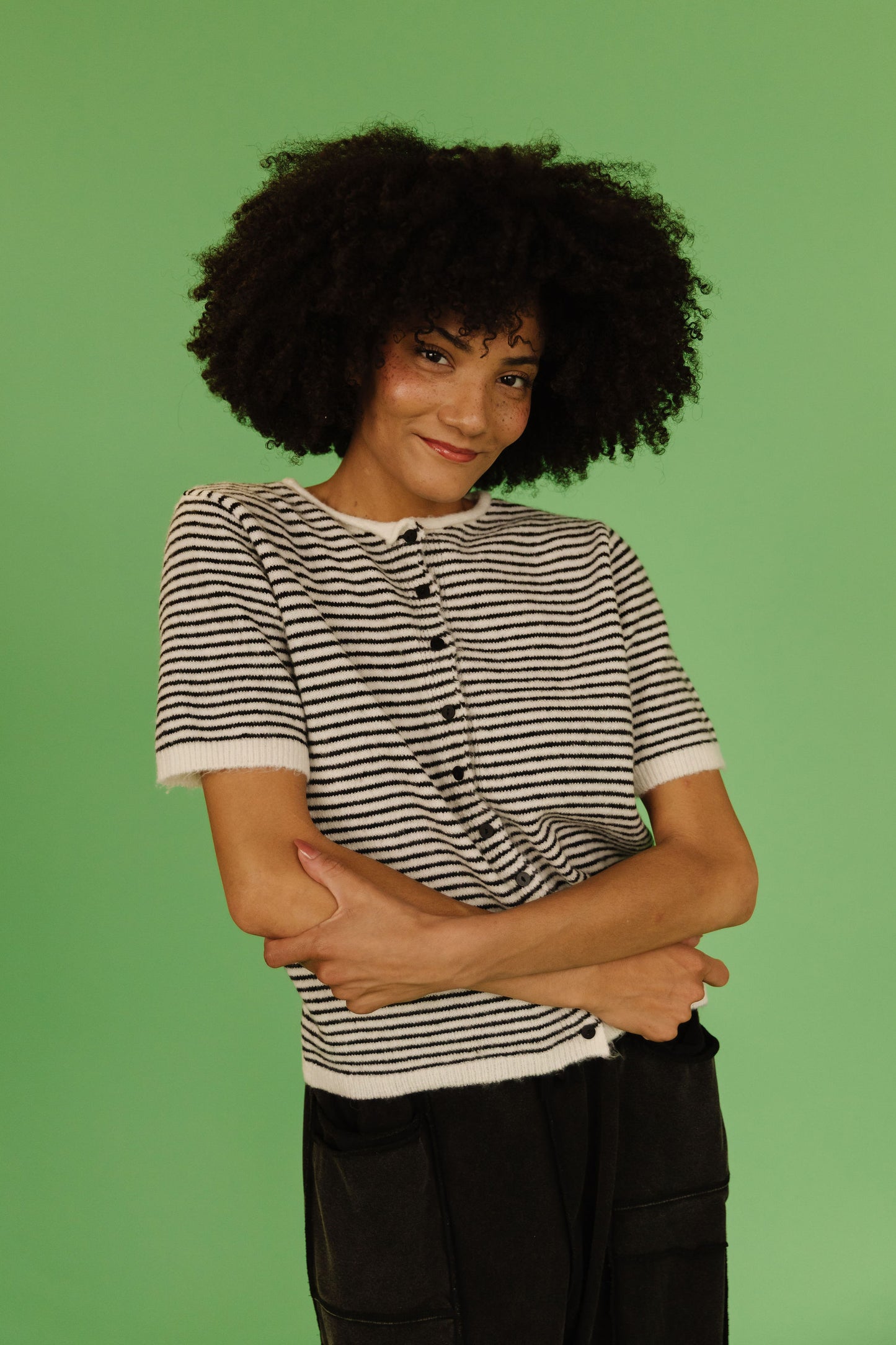 THE MCKAYLA SHORT SLEEVE STRIPED CARDIGAN IN BLACK