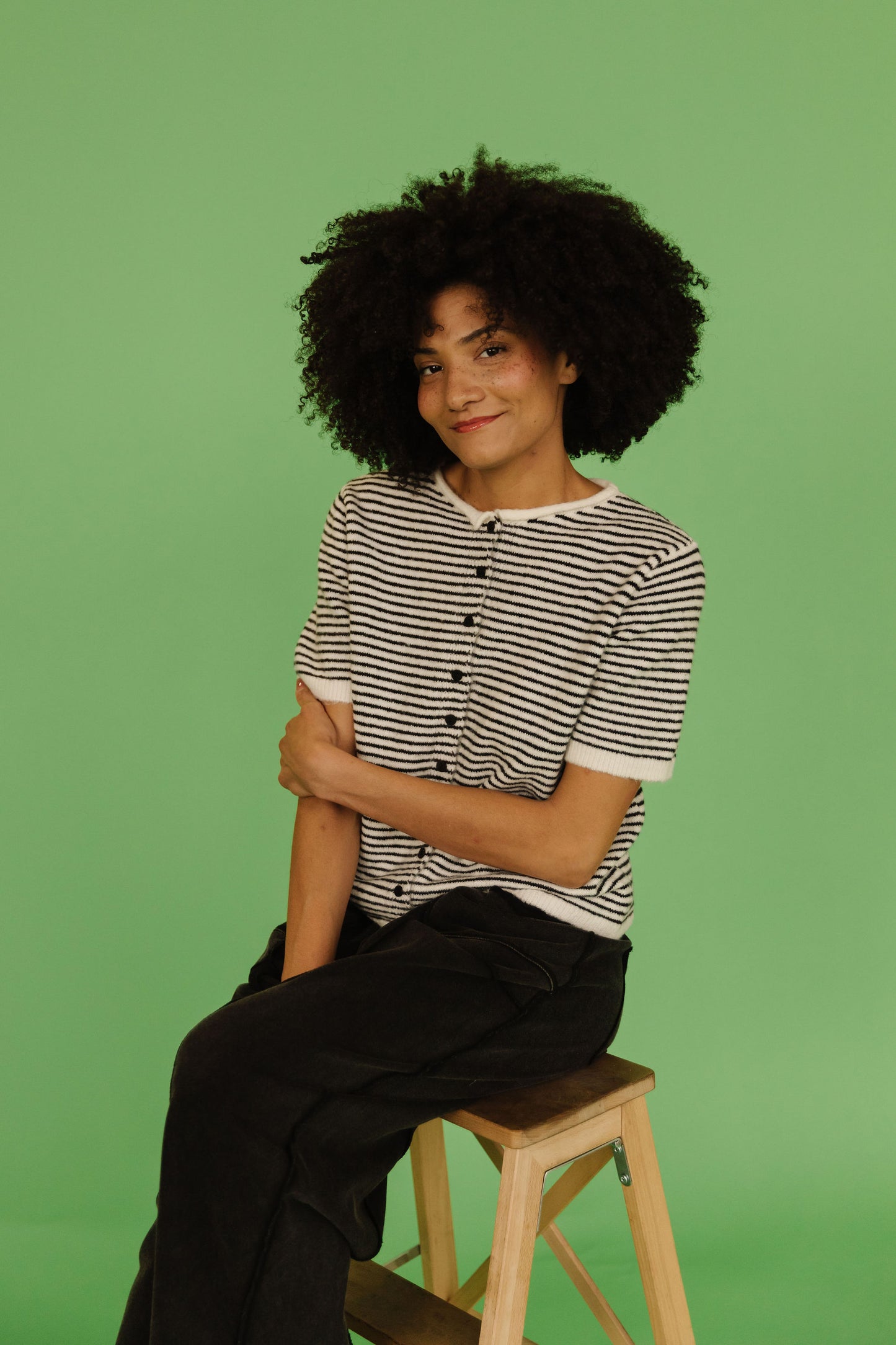 THE MCKAYLA SHORT SLEEVE STRIPED CARDIGAN IN BLACK