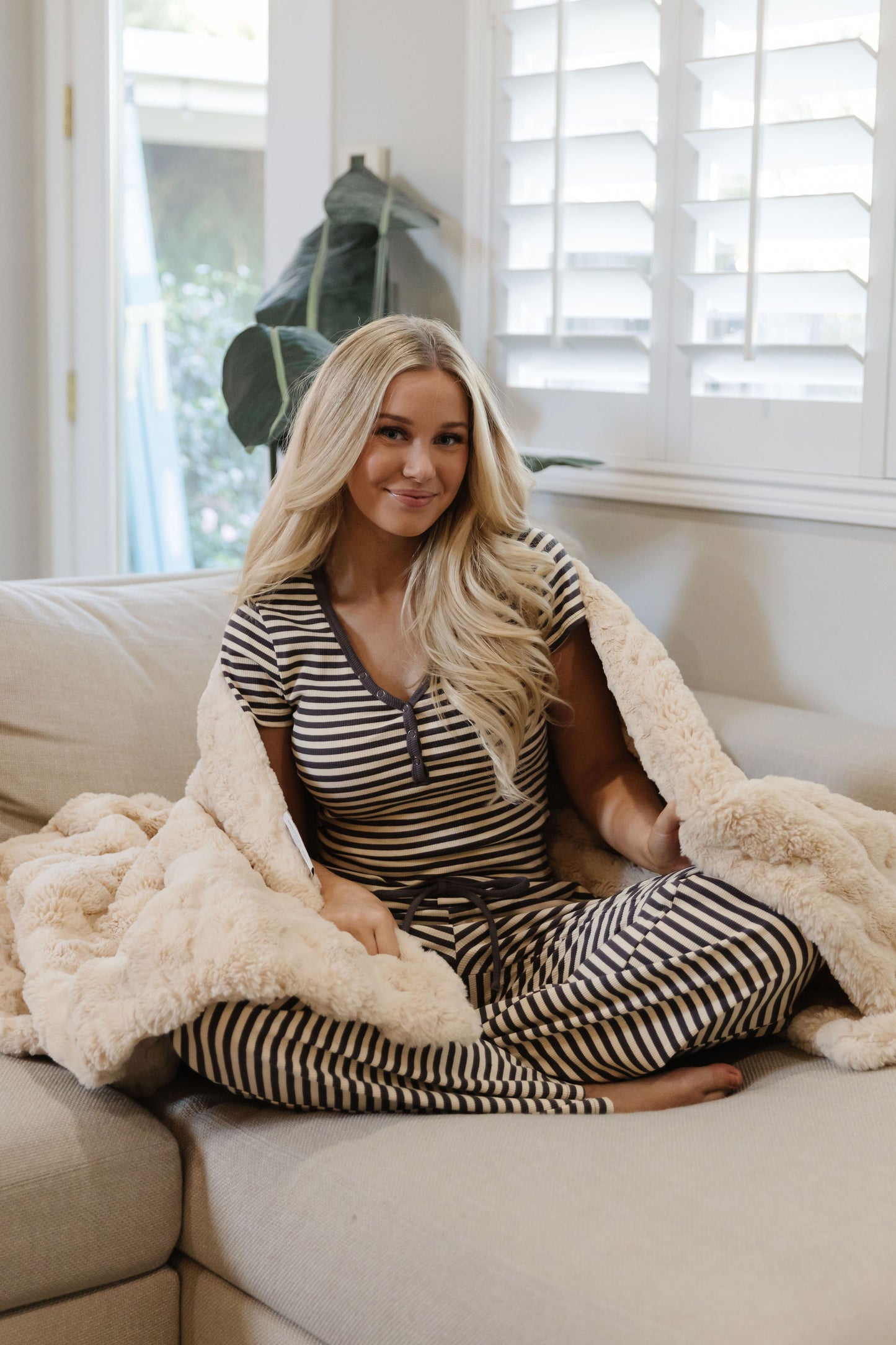 THE LORYN STRIPED TOP IN CHARCOAL