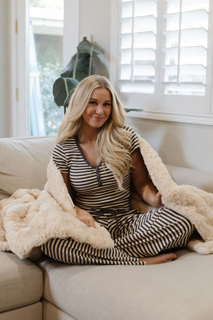 THE LORYN STRIPED TOP IN CHARCOAL