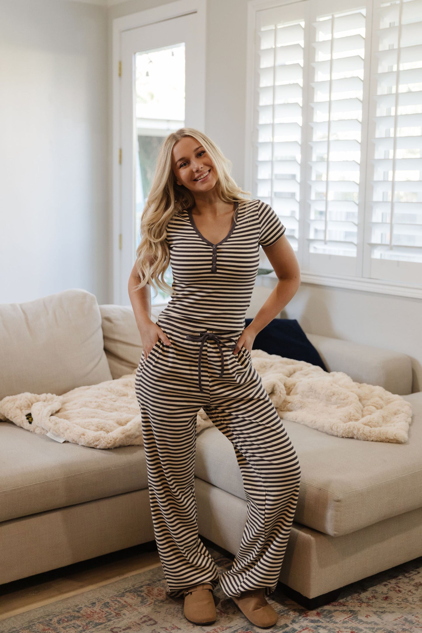THE LORYN STRIPED TOP IN CHARCOAL