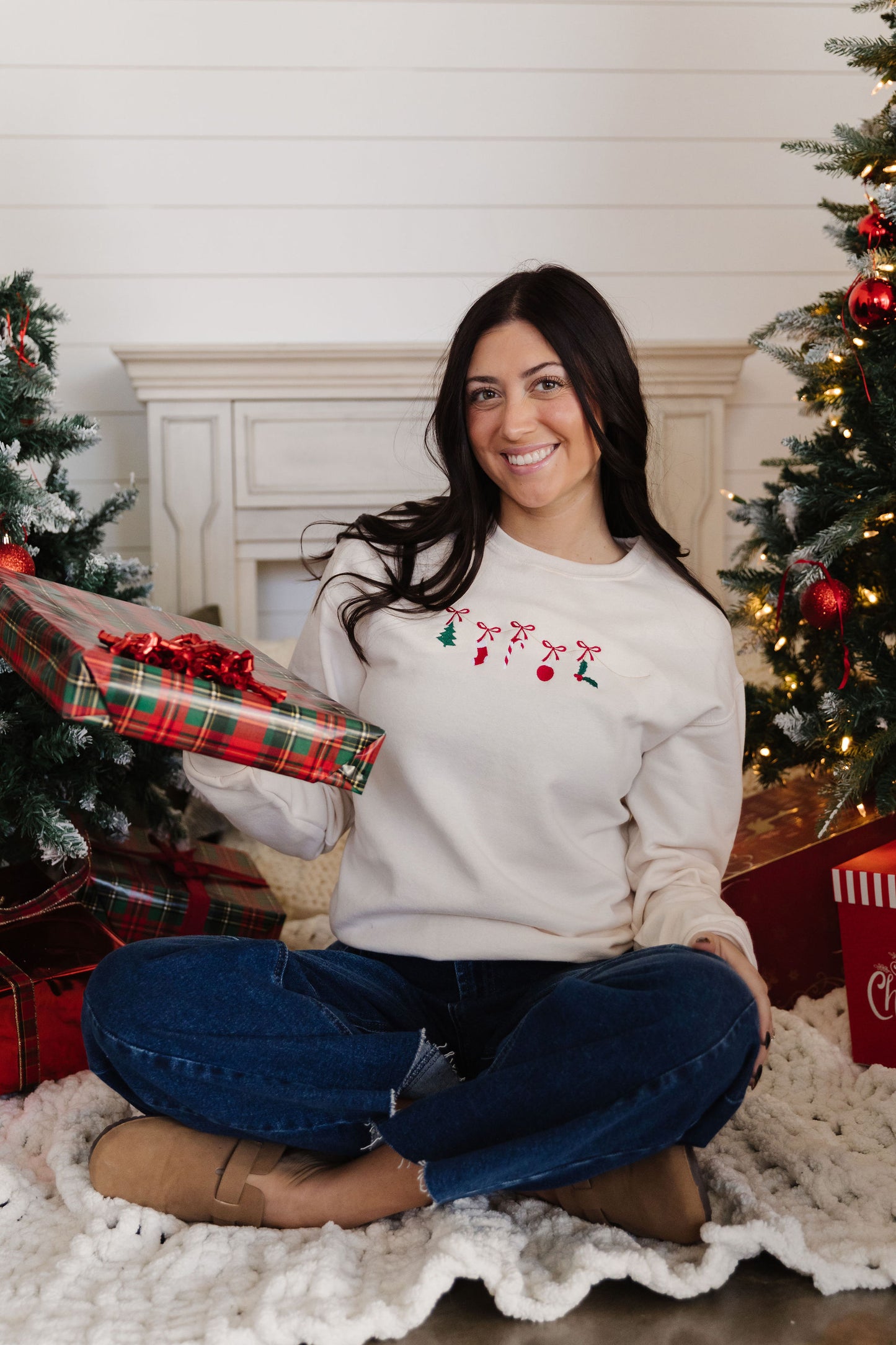 CHRISTMAS HOLIDAY GARLAND SWEATSHIRT IN CREAM