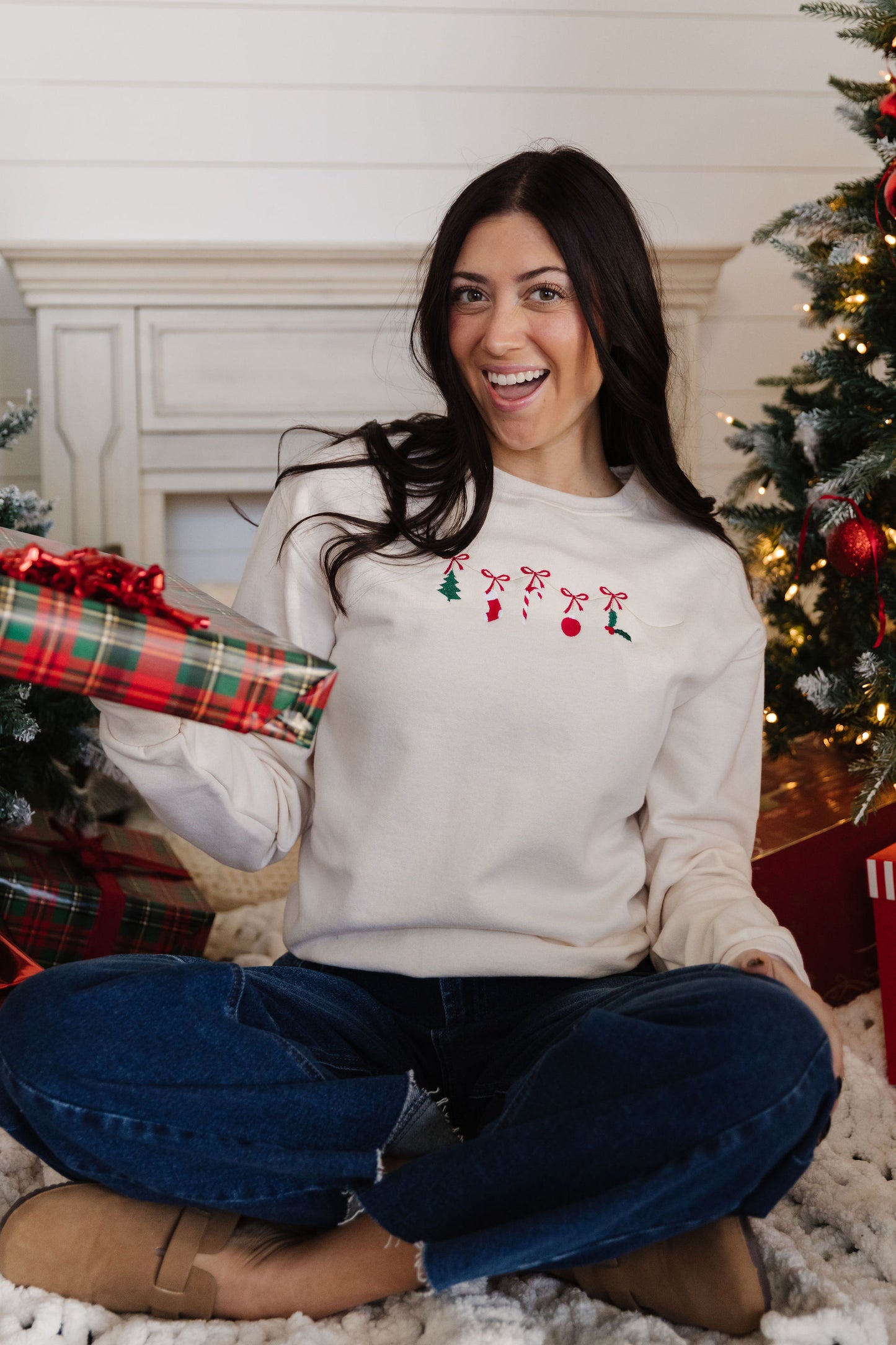 CHRISTMAS HOLIDAY GARLAND SWEATSHIRT IN CREAM