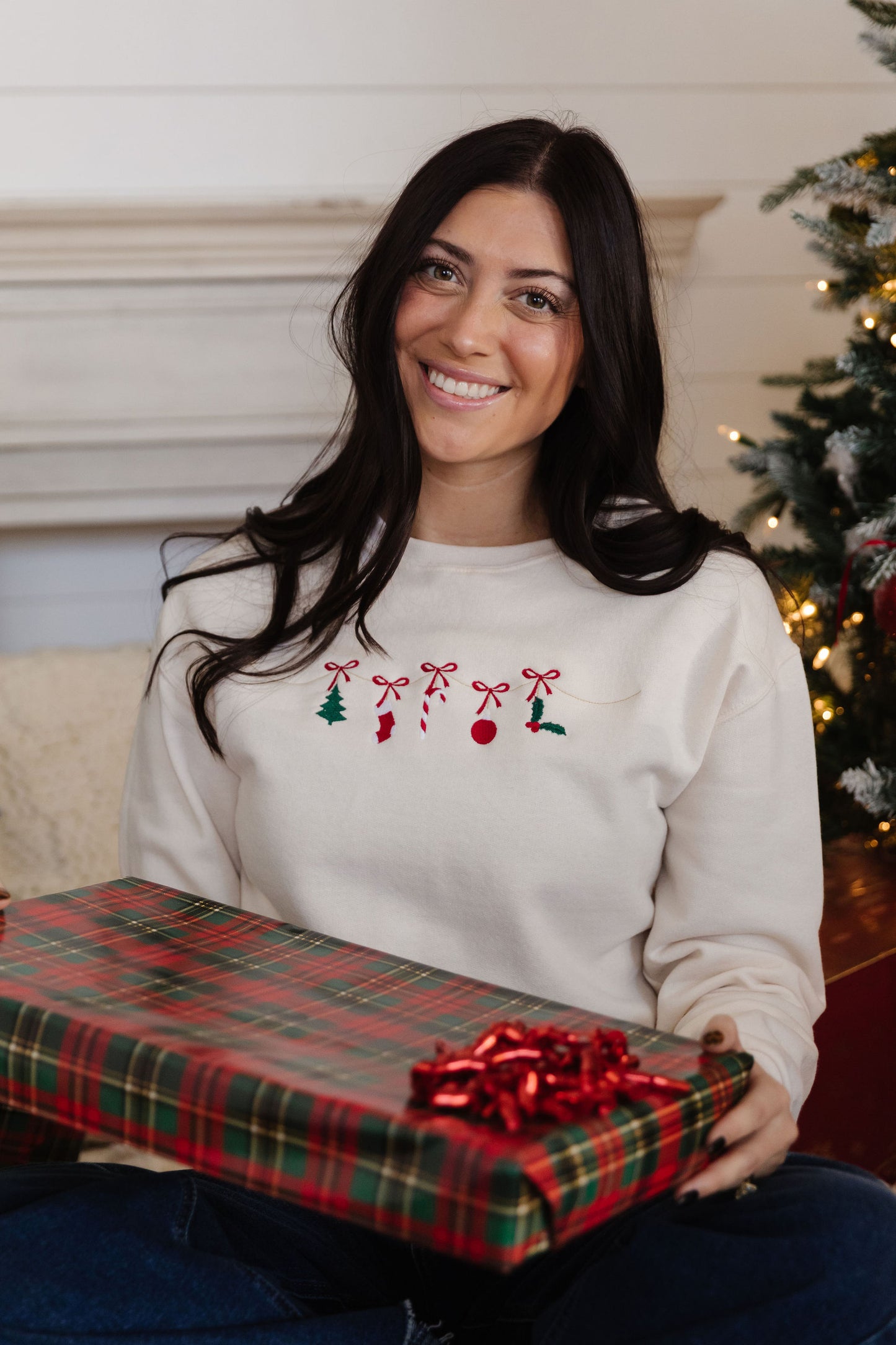 CHRISTMAS HOLIDAY GARLAND SWEATSHIRT IN CREAM