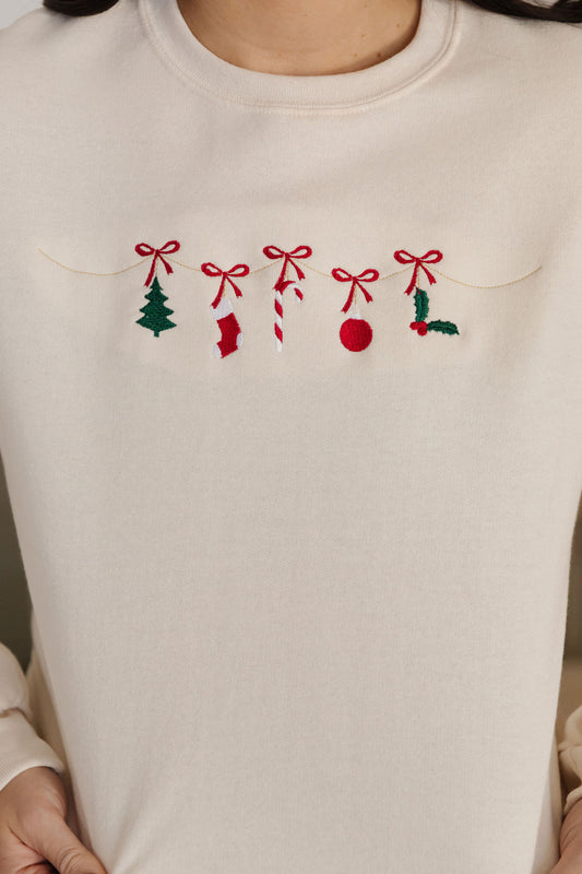 CHRISTMAS HOLIDAY GARLAND SWEATSHIRT IN CREAM