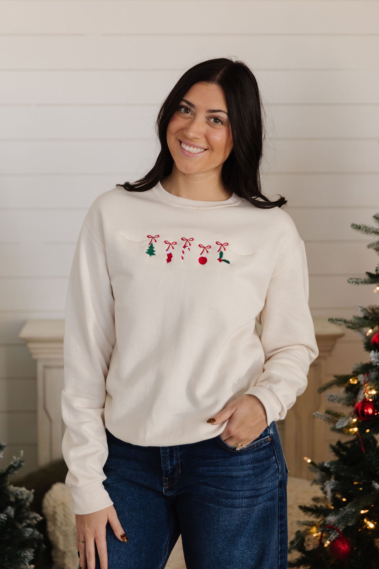 CHRISTMAS HOLIDAY GARLAND SWEATSHIRT IN CREAM