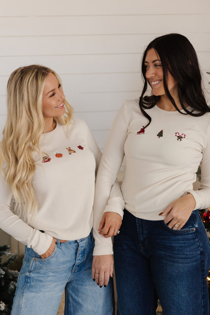 THE CHRISTMAS EMBROIDERED GRAPHIC TOP IN CREAM