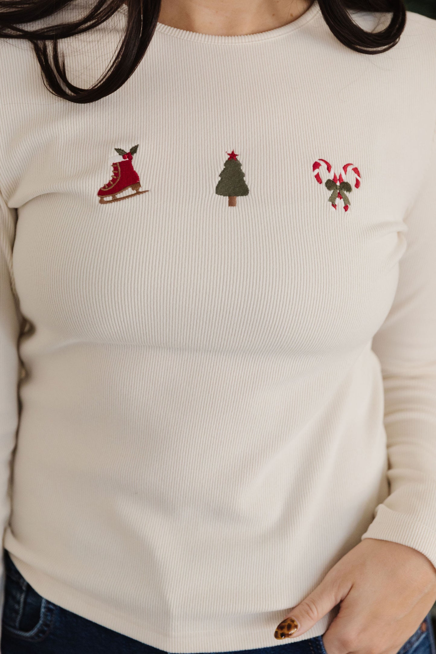 THE CHRISTMAS EMBROIDERED GRAPHIC TOP IN CREAM