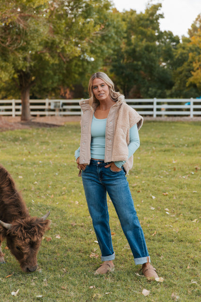 THE SHAY MIDRISE BOYFRIEND JEANS IN DARK WASH