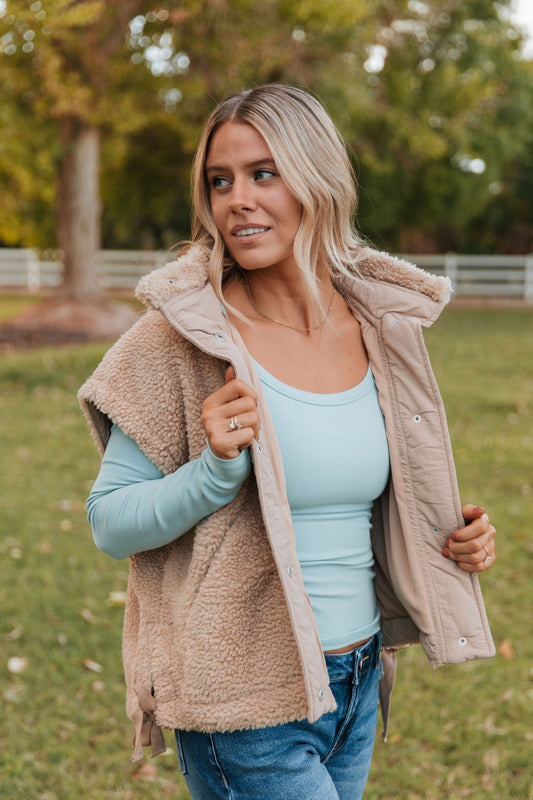 THE BRANDEE SHERPA VEST IN CAMEL
