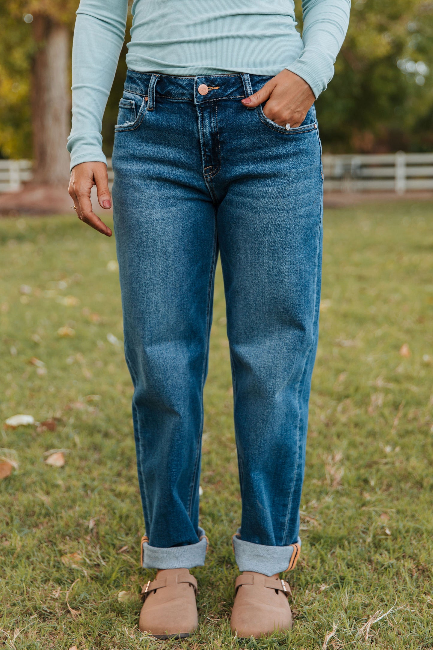 THE SHAY MIDRISE BOYFRIEND JEANS IN DARK WASH
