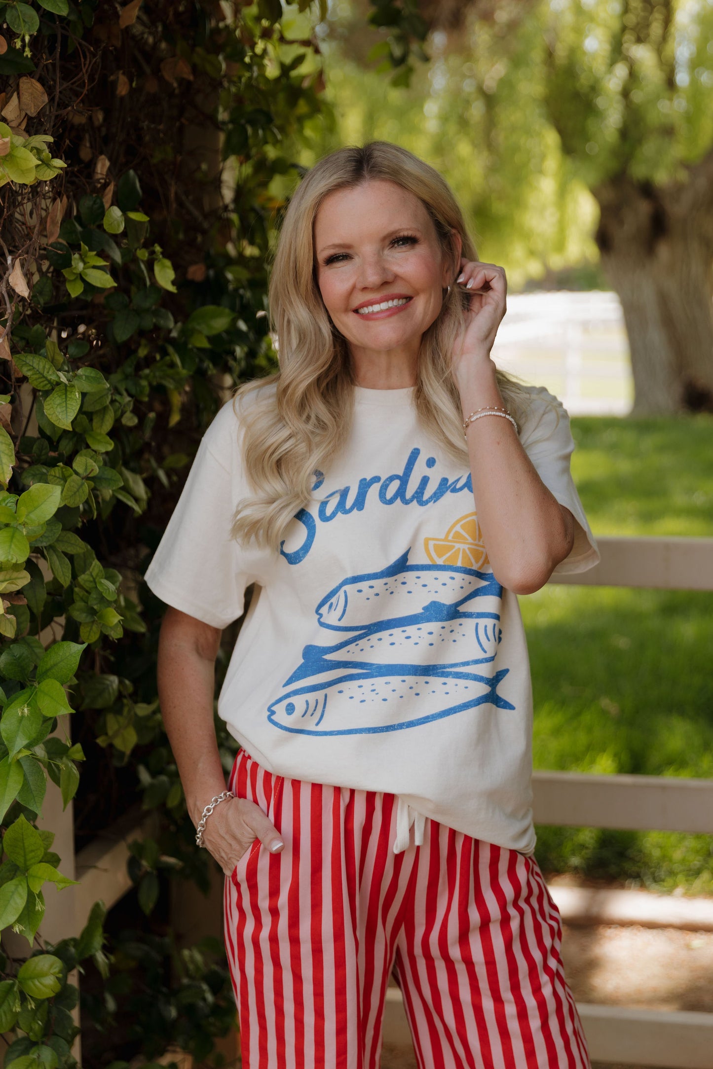 THE SARDINES GRAPHIC TEE IN IVORY