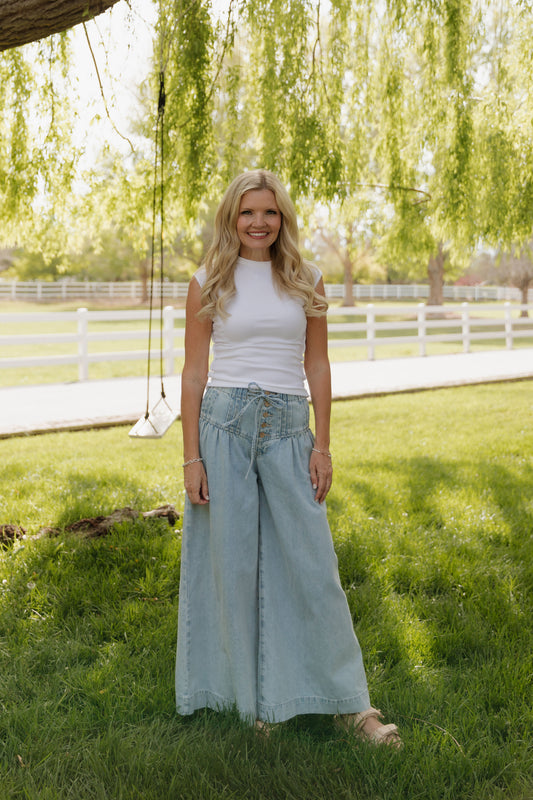 THE MAYA WIDE LEG JEAN WITH BUTTON CLOSURE AND DRAWSTRING IN LIGHT DENIM