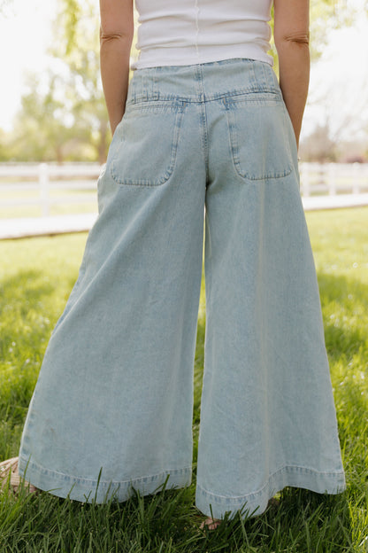 THE MAYA WIDE LEG JEAN WITH BUTTON CLOSURE AND DRAWSTRING IN LIGHT DENIM