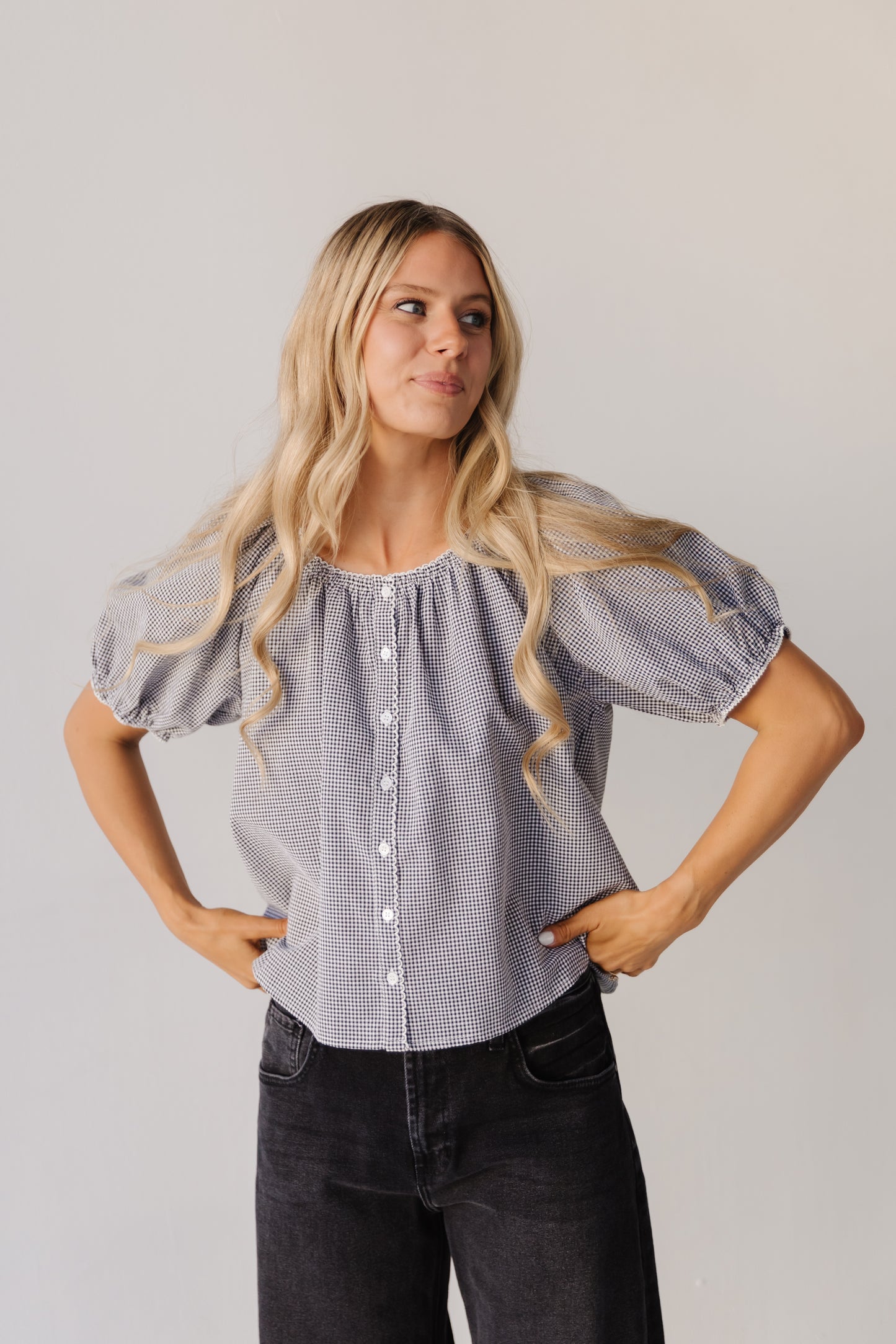 THE JUNIPER SCALLOP EDGE GINGHAM TOP IN BLACK