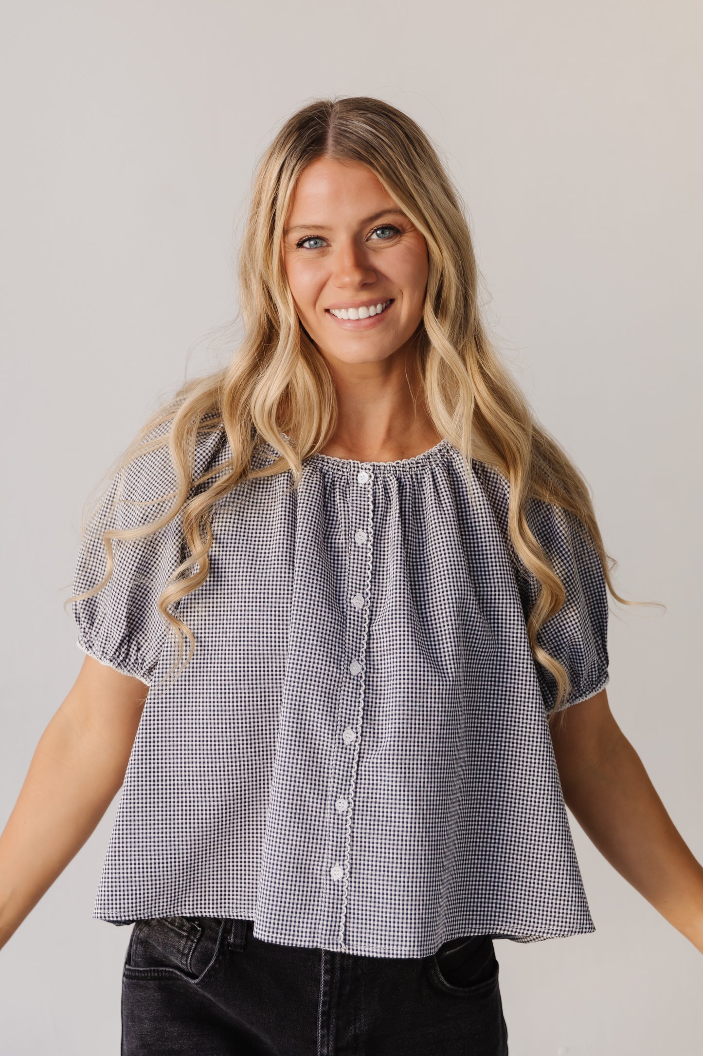 THE JUNIPER SCALLOP EDGE GINGHAM TOP IN BLACK