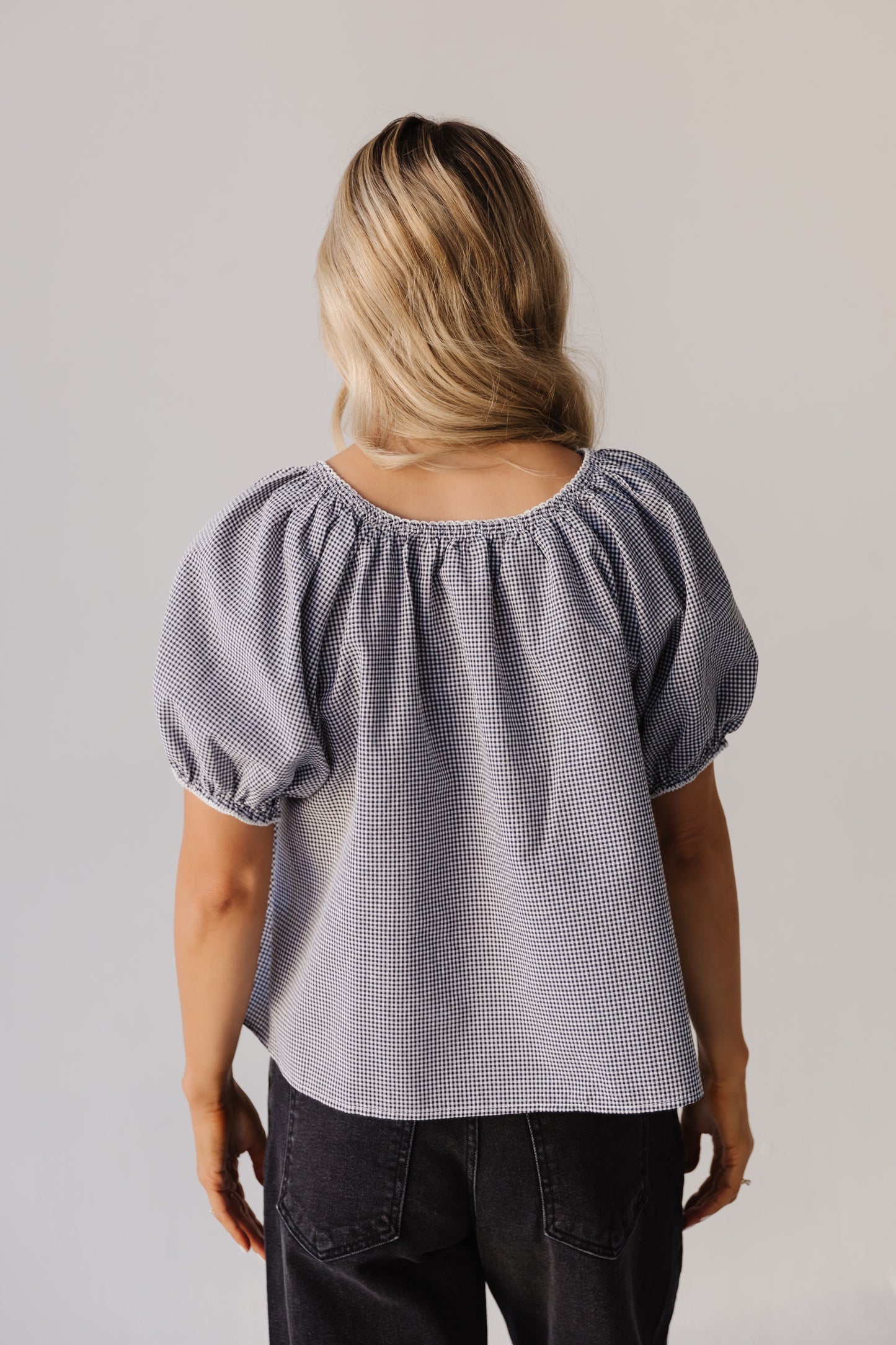 THE JUNIPER SCALLOP EDGE GINGHAM TOP IN BLACK