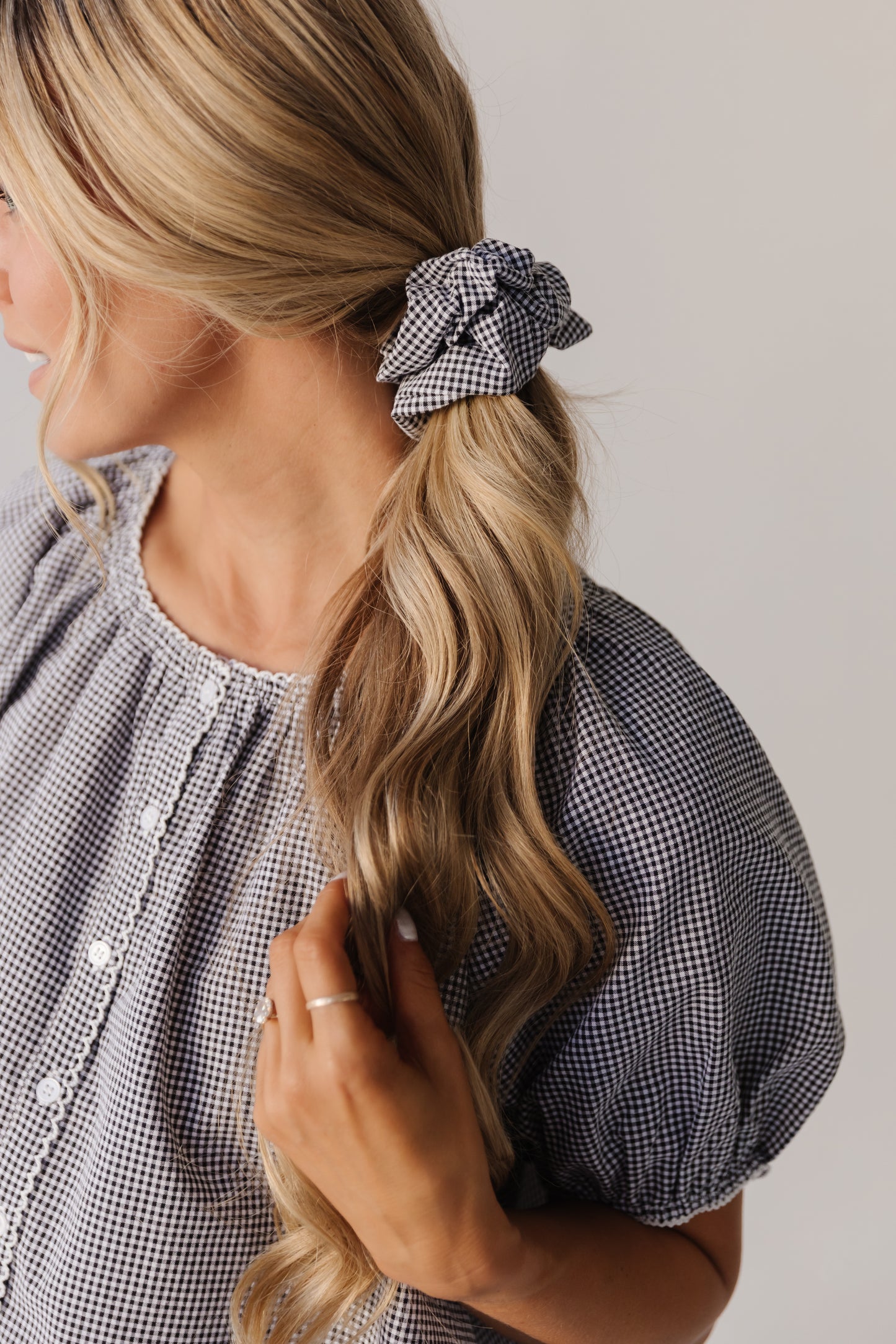 THE JUNIPER SCALLOP EDGE GINGHAM TOP IN BLACK