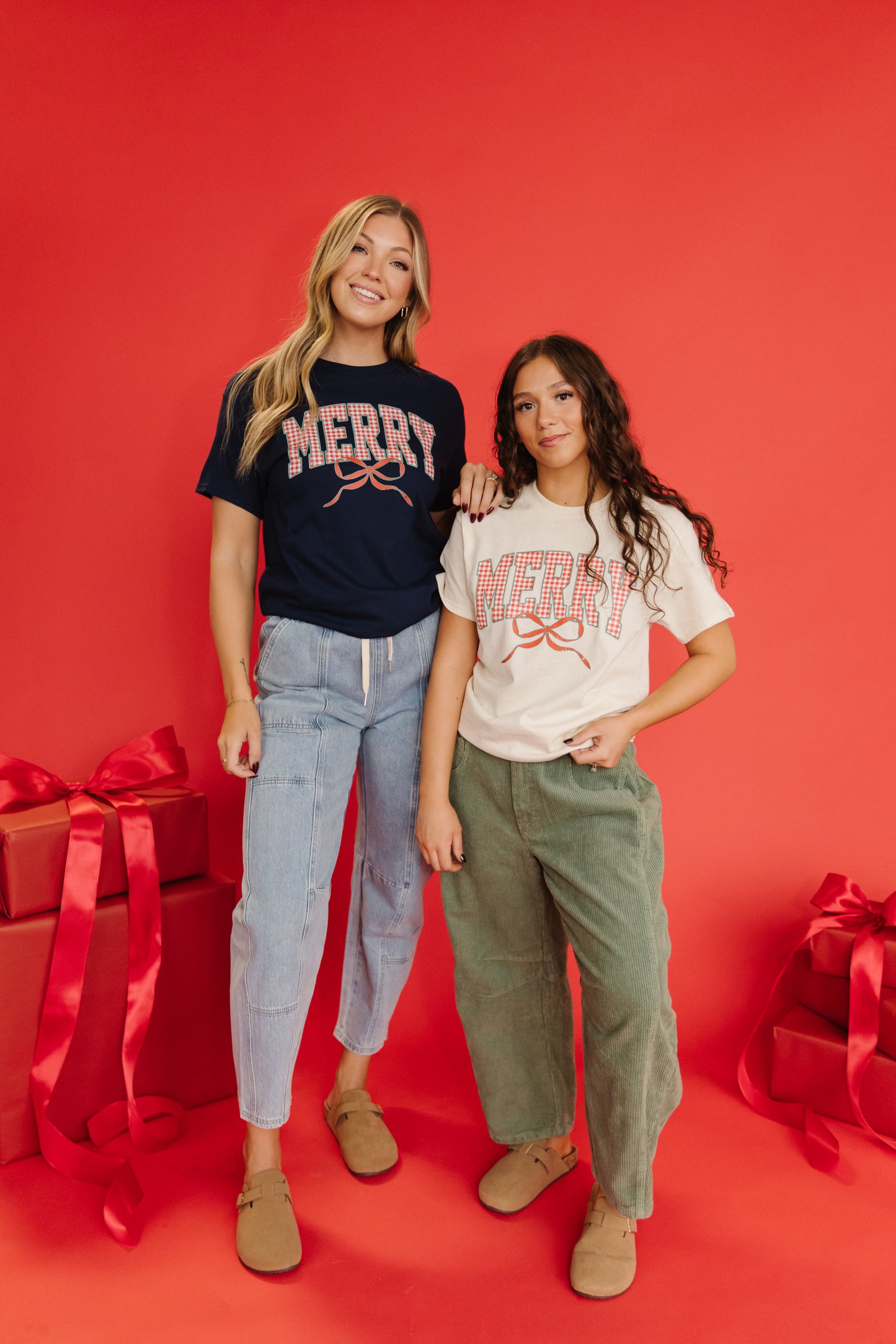 THE VERY MERRY BOW GRAPHIC TEE IN NAVY