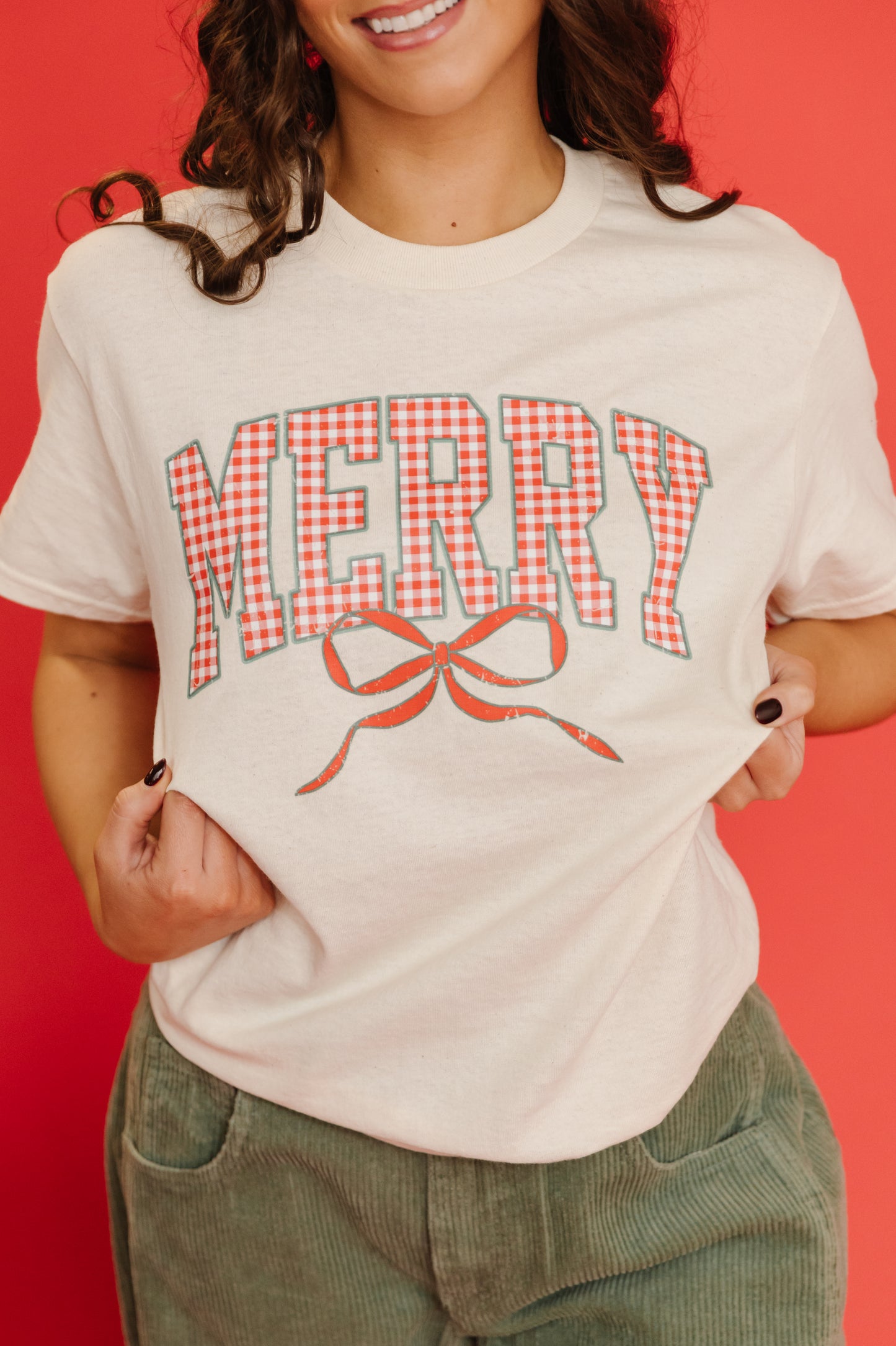 THE VERY MERRY BOW GRAPHIC TEE IN CREAM