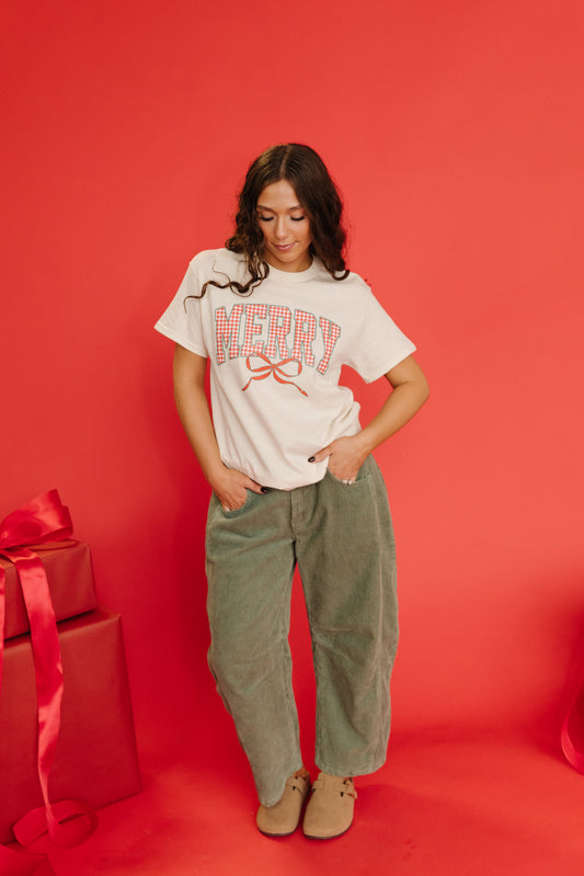 THE VERY MERRY BOW GRAPHIC TEE IN CREAM