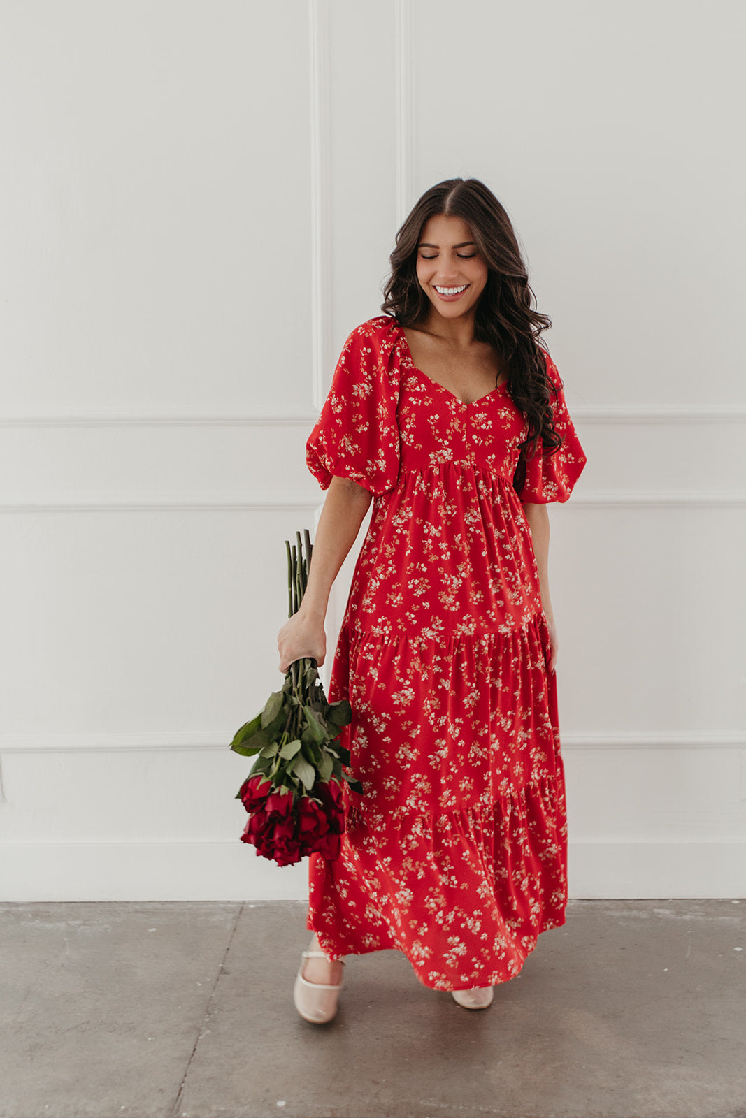 THE BAYLEE FLORAL TIERED MIDI DRESS IN RED